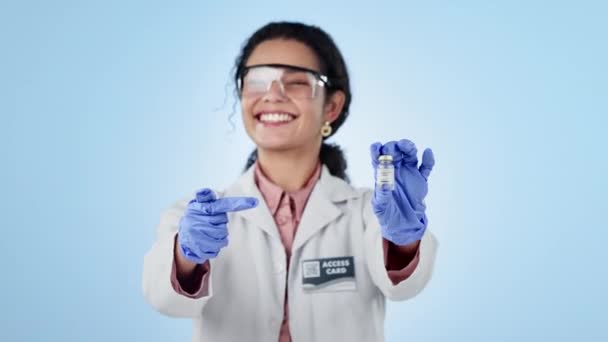 Kobiety Naukowiec Butelka Badań Szczepionki Studio Uśmiech Płyn Uodporniający Chemii — Wideo stockowe