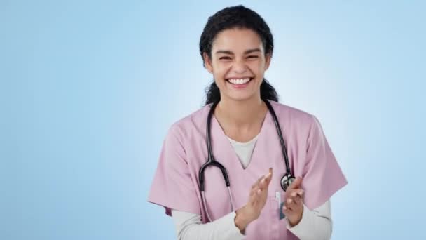 Verpleegster Applaus Succes Vrouw Gezondheidszorg Gezicht Ondersteuning Vertrouwen Blauwe Achtergrond — Stockvideo