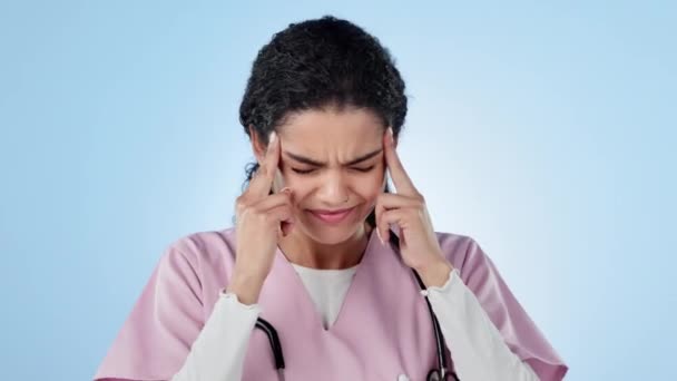 头痛和压力与妇女在医疗保健 呼吸通过疼痛与医疗条件在工作室 偏头痛和精疲力竭与沮丧的照顾者在蓝色背景下按摩寺庙 — 图库视频影像