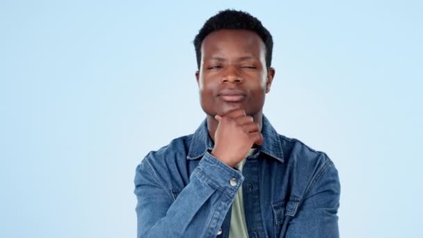 Hombre Negro Feliz Pensando Las Ideas Estudio Para Planificación Visión — Vídeo de stock