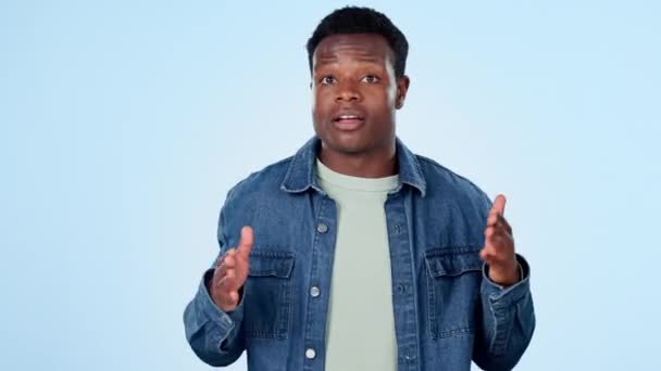 Stüdyoda Karar Seçenekler Için Mavi Arka Planda Olan Bir Siyahla — Stok video