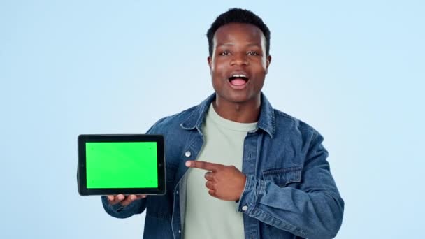 Uomo Nero Schermo Verde Tablet Presentazione Mockup Del Sito Web — Video Stock