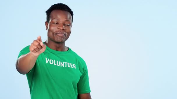 Gezicht Vrijwilliger Zwarte Man Met Promotie Wijzend Presenterend Een Blauwe — Stockvideo