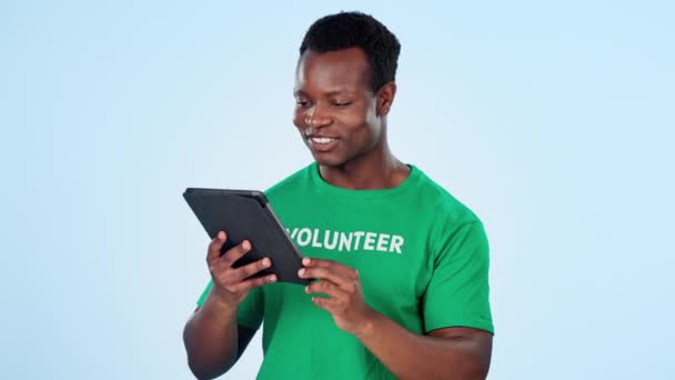 Pensamiento Tableta Hombre Feliz Voluntario Estudio Con Forma Inscribirse Donar — Vídeos de Stock