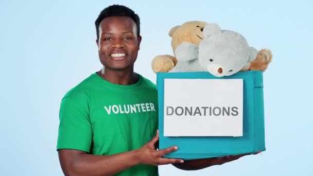 Man Gezicht Donatie Doos Voor Liefdadigheid Studio Gemeenschapsdienst Sociale Verantwoordelijkheid — Stockvideo