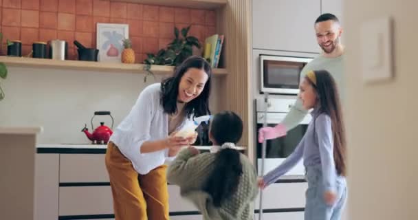 Zabawa Rodzinne Kuchenne Tańce Prace Domowe Domu Dziećmi Rodzicami Sprzątanie — Wideo stockowe