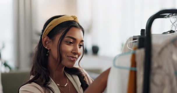 Mode Winkel Vrouw Met Luxe Retail Beslissing Met Budget Denken — Stockvideo