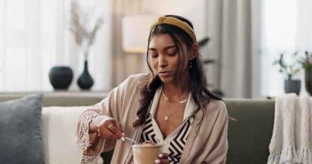 Femme Manger Crème Glacée Pour Profiter Maison Pour Détendre Avec — Video