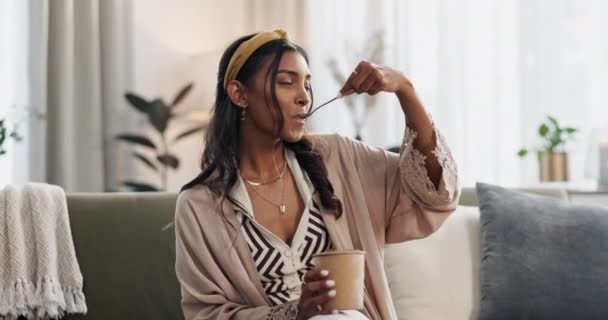 Femme Manger Crème Glacée Détendre Sur Canapé Penser Avec Mémoire — Video