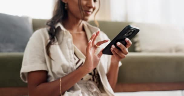 Mulher Feliz Telefone Mãos Digitando Para Mídias Sociais Comunicação Networking — Vídeo de Stock