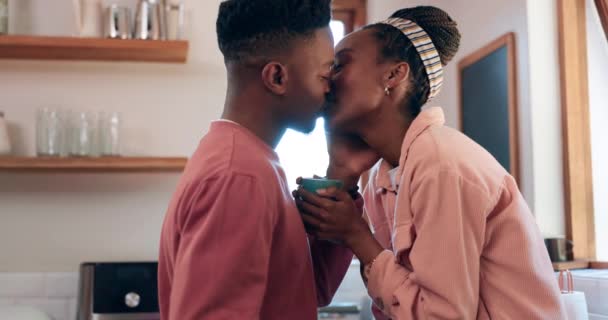 厨房和快乐的黑人夫妇与咖啡 交谈和与浪漫的关怀 支持和感情的联系 放松非洲男人 女人或家乡人之间的联系 — 图库视频影像