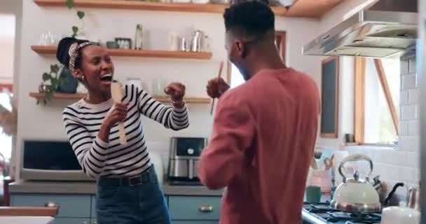 Χορός Τραγούδι Και Ζευγάρι Στην Κουζίνα Για Μαγείρεμα Μαζί Για — Αρχείο Βίντεο