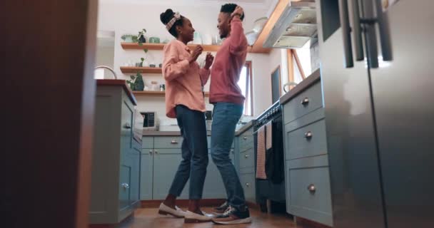 Felice Uomo Donna Ballare Cucina Divertimento Legame Relazione Con Amore — Video Stock