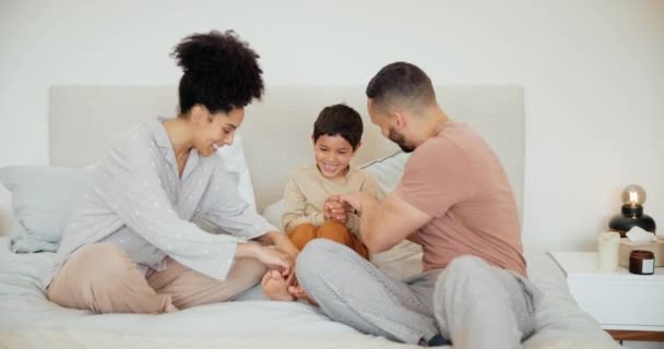 ハッピー ベッド 両親は 週末に一緒に楽しく 絆を深めている自宅で子供をくすぐります カナダの近代的な家の寝室で男の子と遊ぶ笑顔 遊び心のある若い母親と父親 — ストック動画