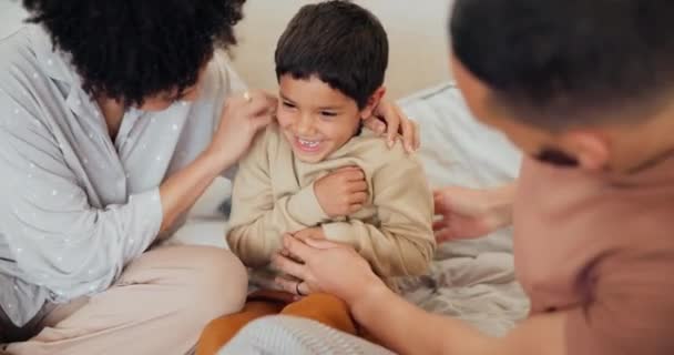 Щасливі Ліжко Батьки Лоскочуть Дитину Вдома Розважаючись Єднуючись Вихідні Посмішка — стокове відео