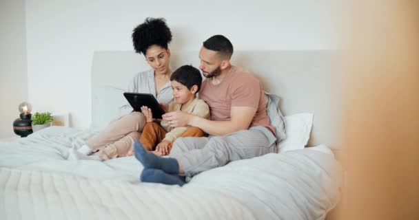 Familie Ouders Jongen Met Tablet Slaapkamer Voor Internet Games Ontwikkeling — Stockvideo