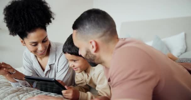Rodzina Rodzice Lub Syn Tabletem Sypialni Internetu Gry Rozwoju Szczęściem — Wideo stockowe