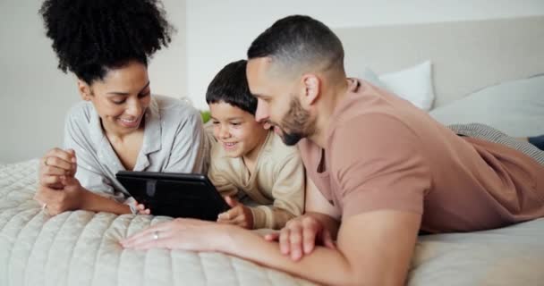 在社交媒体 移动应用程序或互联网上 一起在床上打表 放松和与家人团聚 年轻的父母带着孩子在家里观看数字技术的视频 — 图库视频影像
