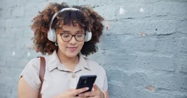 Headphone Mobile Atau Wanita Bahagia Kota Menari Sms Atau Streaming — Stok Video