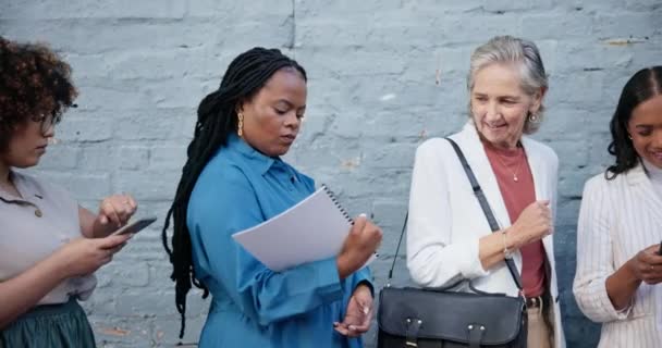Warten Einstellen Und Geschäftsfrauen Stehen Schlange Für Rekrutierung Karrierechancen Und — Stockvideo