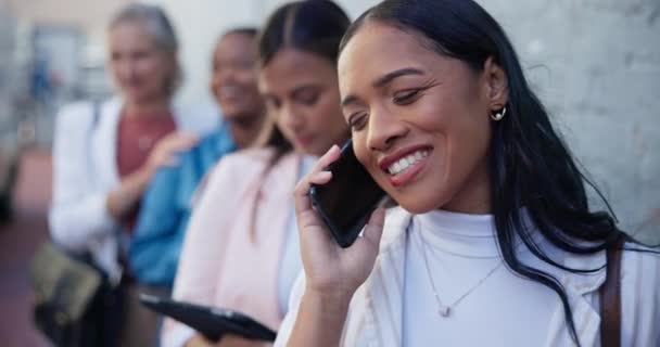 キャリアチャンス インタビューのためのキューで待機 ビジネス女性 グループ ラインまたは幸せなプロの人々 ハンティング オンボーディングまたは市内の壁で技術的な電話 — ストック動画