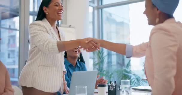 Glade Forretningsfolk Håndtryk Bifald Møde Partnerskab B2B Eller Aftale Kontoret – Stock-video