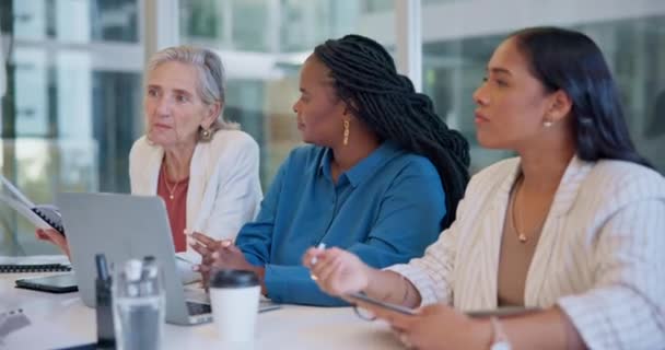 Spotkanie Laptop Kobiety Biznesu Biurze Dyskusji Planowania Strategii Dla Projektu — Wideo stockowe