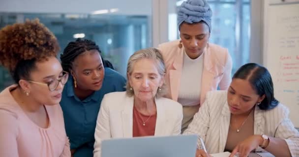 Affärsmän Kvinnor Och Laptop Med Brainstorming Planering Och Internet Samarbete — Stockvideo
