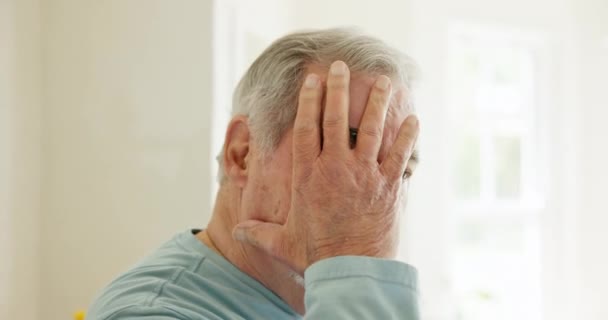 アルツハイマー病 疲労および医療問題からの引退のシニアマン ストレスおよび頭痛 高齢者 片頭痛および心配からのうつ病 認知症および看護施設での精神的健康に対する不安 — ストック動画