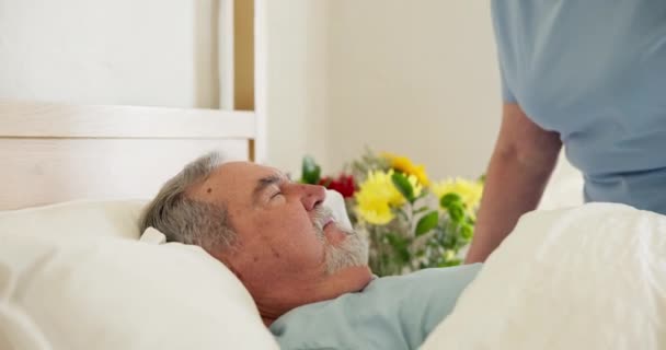 Malade Baiser Couple Âgé Lit Hôpital Pour Réadaptation Guérison Guérison — Video