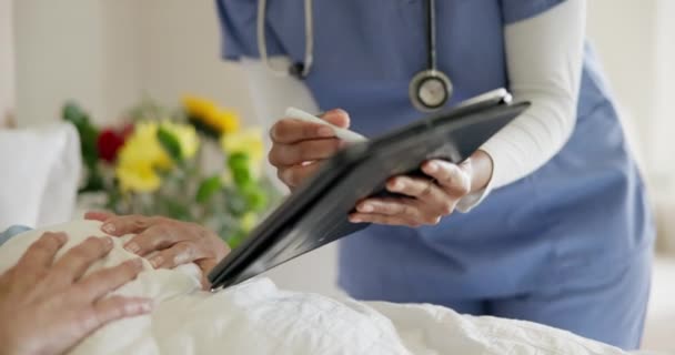 Hemşire Yatak Odasında Sağlık Sigortası Için Tablet Imzası Sözleşmesi Imzalayın — Stok video
