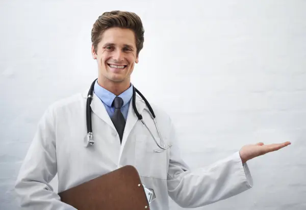 快乐的男人 肖像和医生棕榈在保健广告或营销的白色工作室背景 男士们 护士或外科医生笑了 并在模拟空间上进行演示 — 图库照片
