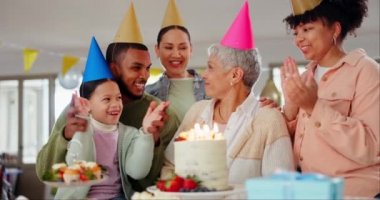 Aile, mumlar üfleme ve büyükanne için mutlu yıllar, son sınıf için sevgi ve kutlama. Gülümseyen insanlar, yaşlılara, etkinliklere ve parti şapkalarına veya dekorlarına sarılmak ve destek vermek.