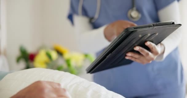 Verpleegster Tablet Senior Man Ondertekenen Contract Voor Ziektekostenverzekering Slaapkamer Handtekening — Stockvideo