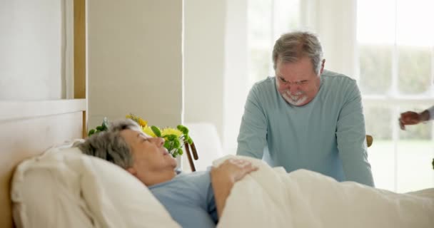Oudere Patiënt Overlijden Verpleeghuis Met Verpleegster Emotionele Ondersteuning Ziekte Voor — Stockvideo