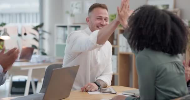 대상이나 목표의 축하를 사무실에서 비즈니스 그룹과 직장에서 박수를 남성과 — 비디오