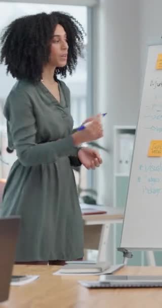 Forretning Kvinde Eller Højttaler Til Præsentation Møde Eller Uddannelse Kontor – Stock-video