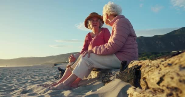 上了年纪的女人 一起在海滩上用木柴 记忆或坐在一起聊天团聚 老朋友 有倾听 聊天或放松以获得自由 度假或退休的人和大自然 — 图库视频影像