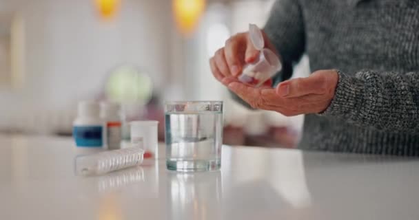 Medicin Vatten Och Äldre Personer Händer Hemma Med Piller Droger — Stockvideo