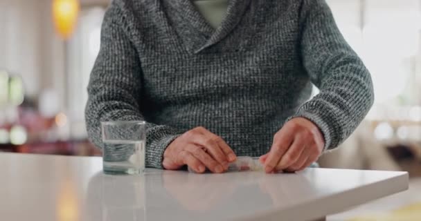 Piller Vatten Och Äldre Personer Händer Hemma Med Medicin Läkemedel — Stockvideo