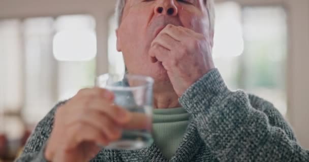 Piller Dricksvatten Och Äldre Man Hemma Med Medicin Droger Och — Stockvideo
