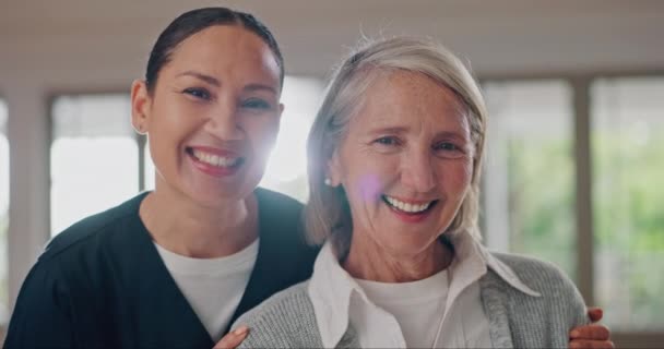 Starsza Kobieta Twarz Opiekun Śmieją Się Uśmiechem Domu Opieki Domu — Wideo stockowe