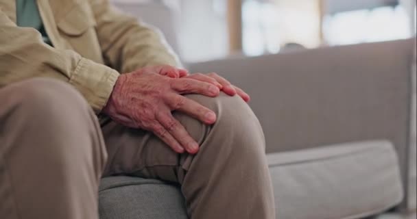 Bolest Kolenou Úzkost Ruce Staršího Muže Pohovce Artritidou Problémem Nebo — Stock video