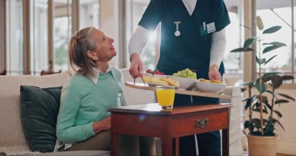 Vrouw Verpleegster Ontbijt Bank Ouderenzorg Ondersteuning Vertrouwen Woonkamer Thuis Vrouwelijke — Stockvideo