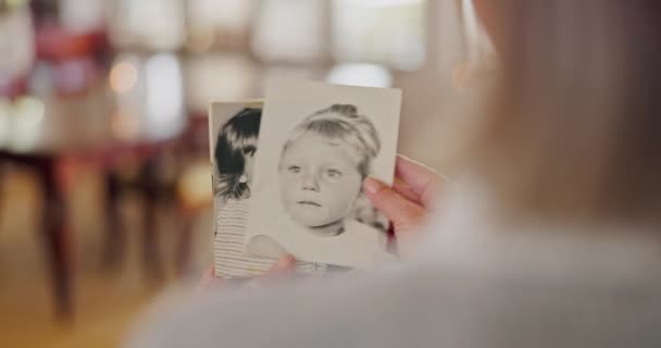 Minne Bilde Zoom Hendene Til Senior Kvinne Med Nostalgi Fortid – stockvideo