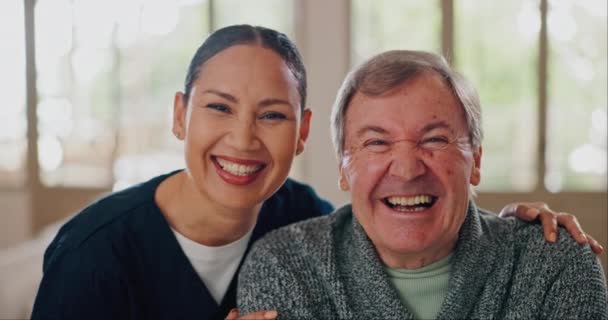 Boldog Orvos Beteg Ölelés Idősek Gondozásában Támogatás Vagy Bizalom Együtt — Stock videók