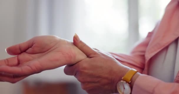 Zranění Ruce Starší Žena Bolestí Zápěstí Zánětem Nebo Namáháním Modřinami — Stock video