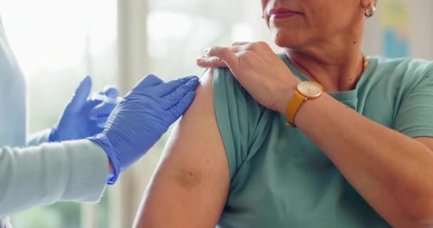 Läkare Kvinnlig Arm Och Nål För Injektion Vaccination Och Virusskydd — Stockvideo