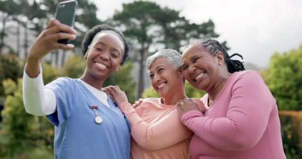 Pielęgniarka Kobiety Szalone Selfie Ogrodzie Szczęśliwą Emerytowaną Wioską Zewnętrznym Śmiechem — Wideo stockowe