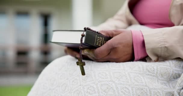 Mujer Mayor Estudio Bíblico Rosario Para Cristo Santo Aire Libre — Vídeos de Stock